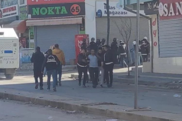 Van Büyükşehir Belediye Başkan Adayı Abdullah Zeydan'a yapılan izinsiz gösterilere polis müdahalesi ediyor