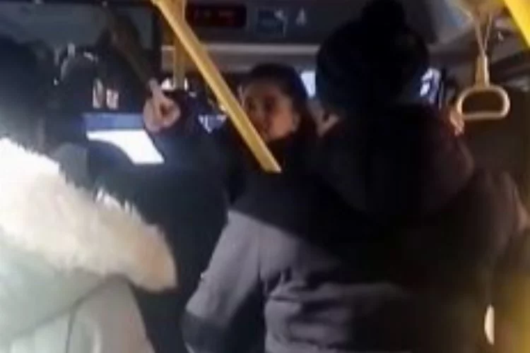 Van'da 4 çocuk annesi bir kadın, kocasını minibüste sevgilisiyle görünce ortalık karıştı