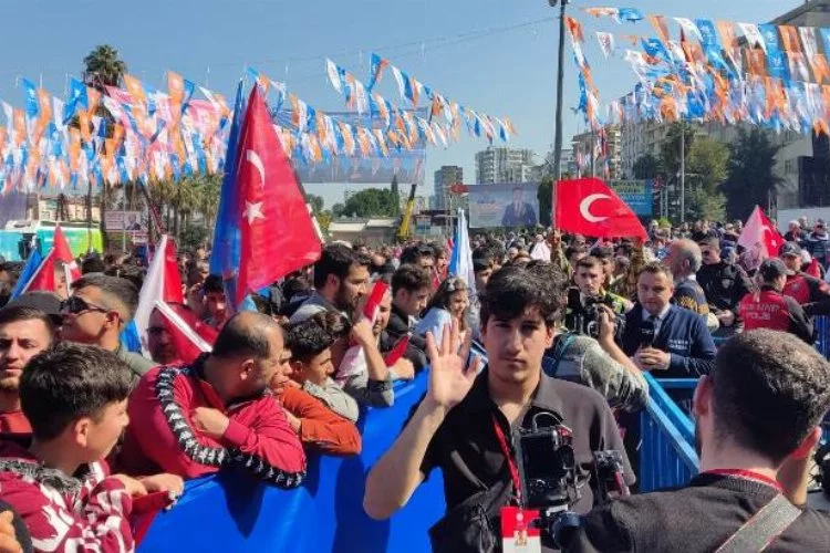 Vatandaşlar miting alanında Cumhurbaşkanı Recep Tayyip Erdoğan'ının gelmesini bekliyor
