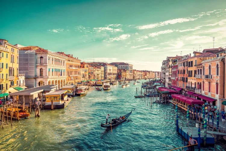Venedik, günübirlik turist akınına karşı giriş ücreti uygulamasına başlıyor
