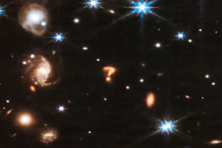 Bilim insanları Webb uzay teleskobu tarafından tespit edilen kozmik 'soru işaretini' açıklıyor