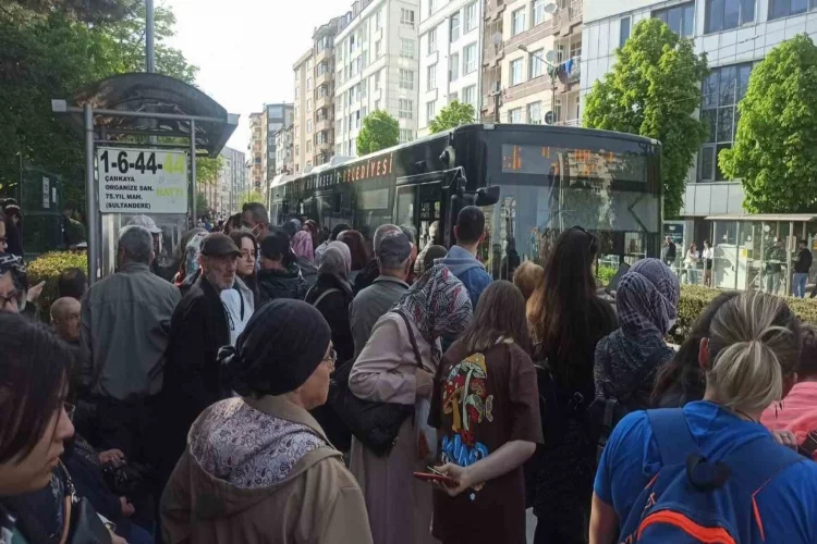 Yaklaşık 1 saat gelmeyen otobüs vatandaşları zor durumda bıraktı