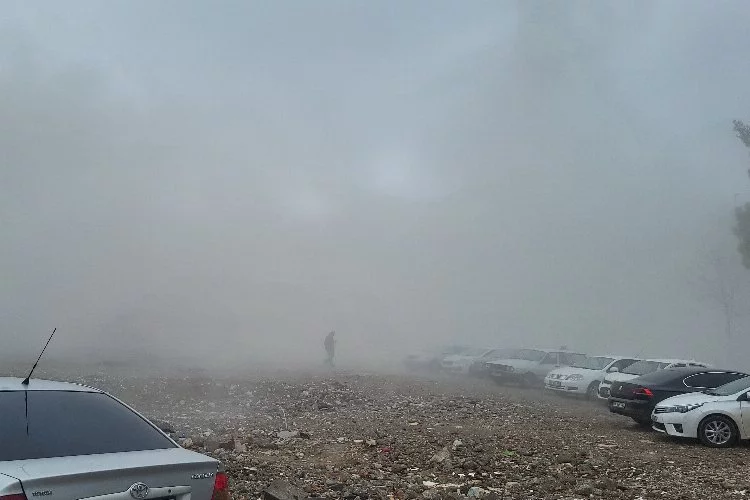 Yıkılan binadan çıkan toz bulutu nedeniyle araçlar durdu, yayalar kaçtı