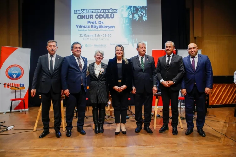 Yılmaz Büyükerşen'e "Başöğretmen Atatürk Onur Ödülü" verildi