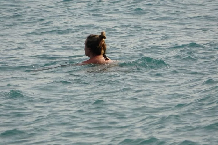 Antalya'da hava sıcaklığı 32 derece, sahilleri yaza döndürdü