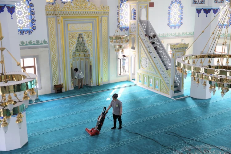 Yüreğir Belediyesi deprem bölgelerindeki camilerde temizlik çalışmalarını sürdürüyor