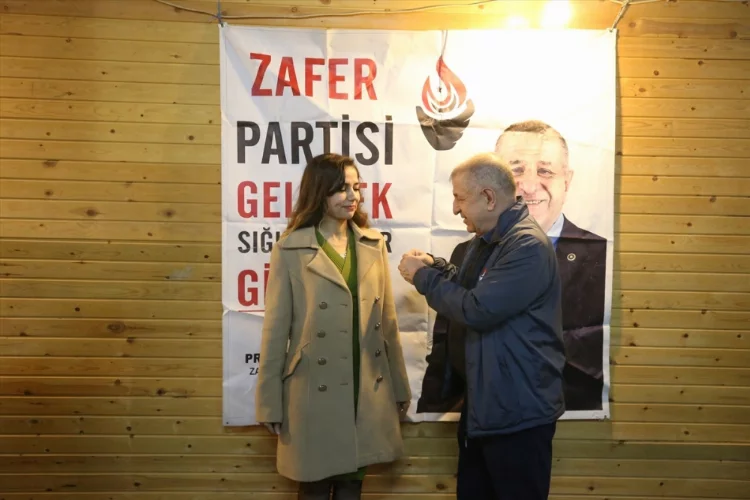 Zafer Partisi Genel Başkanı Özdağ, Kahramanmaraş'ta partisine katılanlara rozet taktı